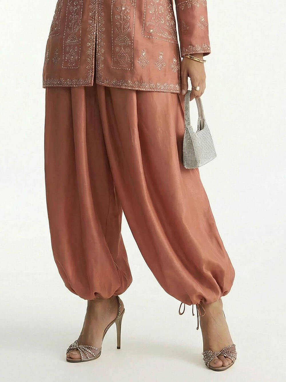 Exquise Geborduurde Bloemen Blouse En Elastische Taille Satijnen Tapered Lantern Broek Set