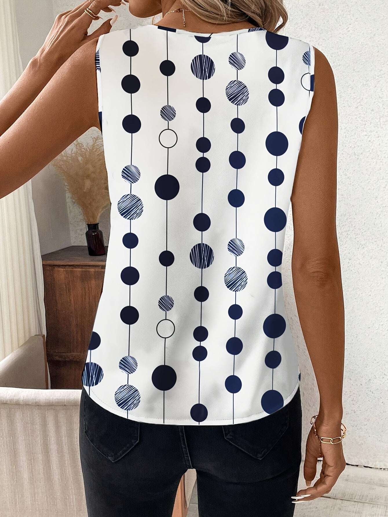 Polka Dot Mouwloze Blouse - V-Hals Ontwerp & Ruche Detail
