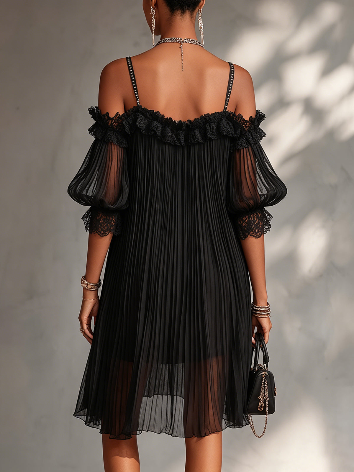 Vittoria | Zwart chiffon mini-jurkje met blote schouders en kanten randje