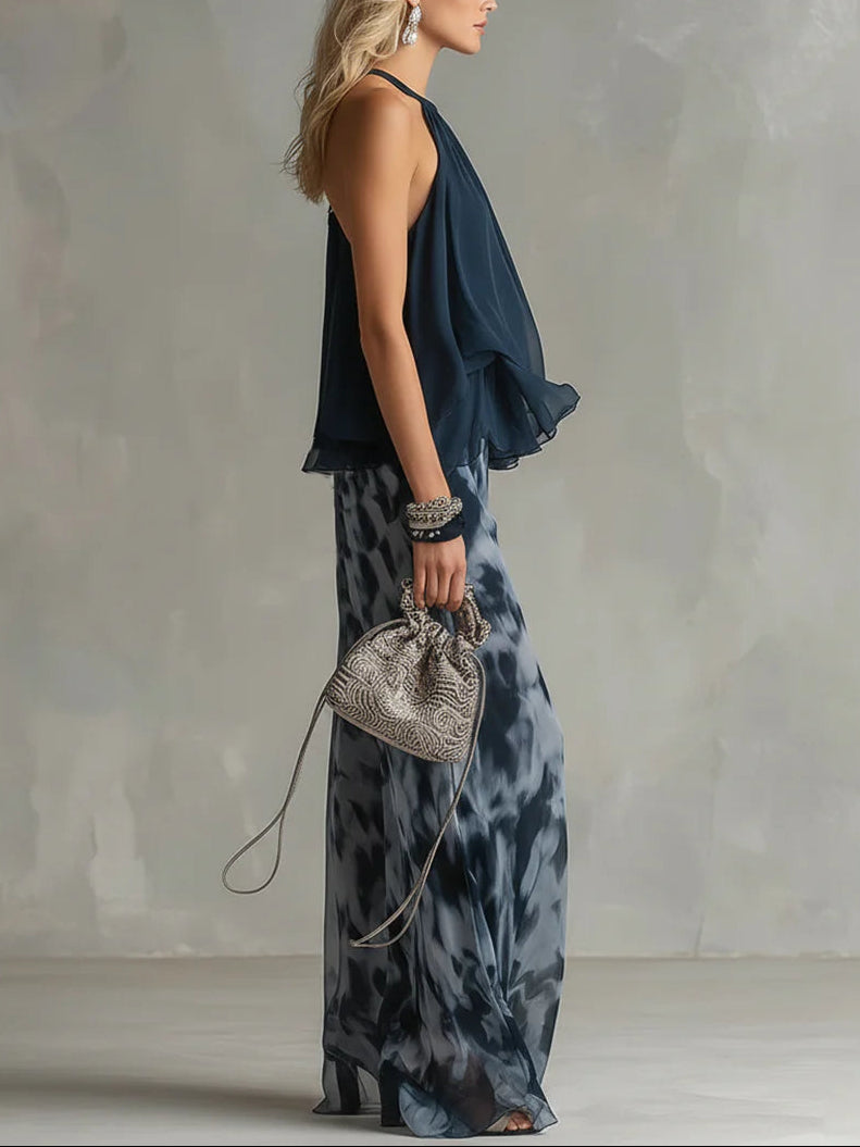 Set bestaande uit een marineblauwe halterneck-top en een wijde broek met print