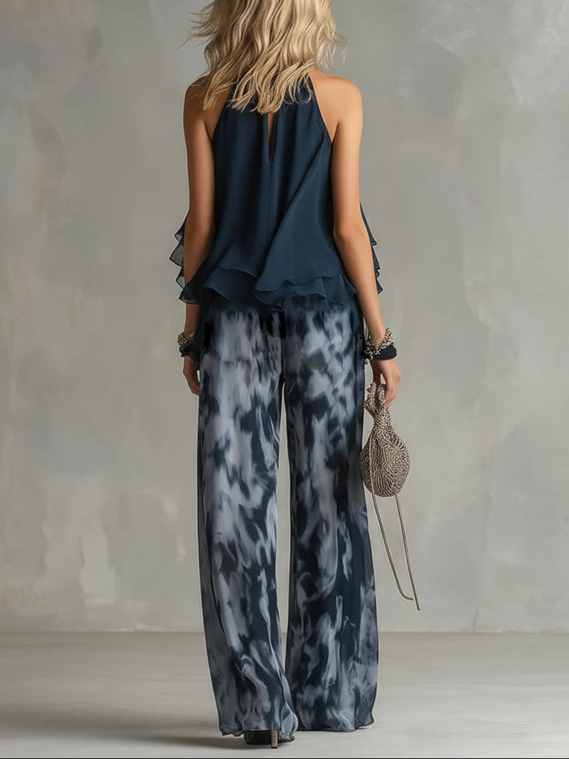 Set bestaande uit een marineblauwe halterneck-top en een wijde broek met print