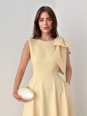 Elegante Mouwloze Midi-Jurk met Strikdetail in Slim-Fit