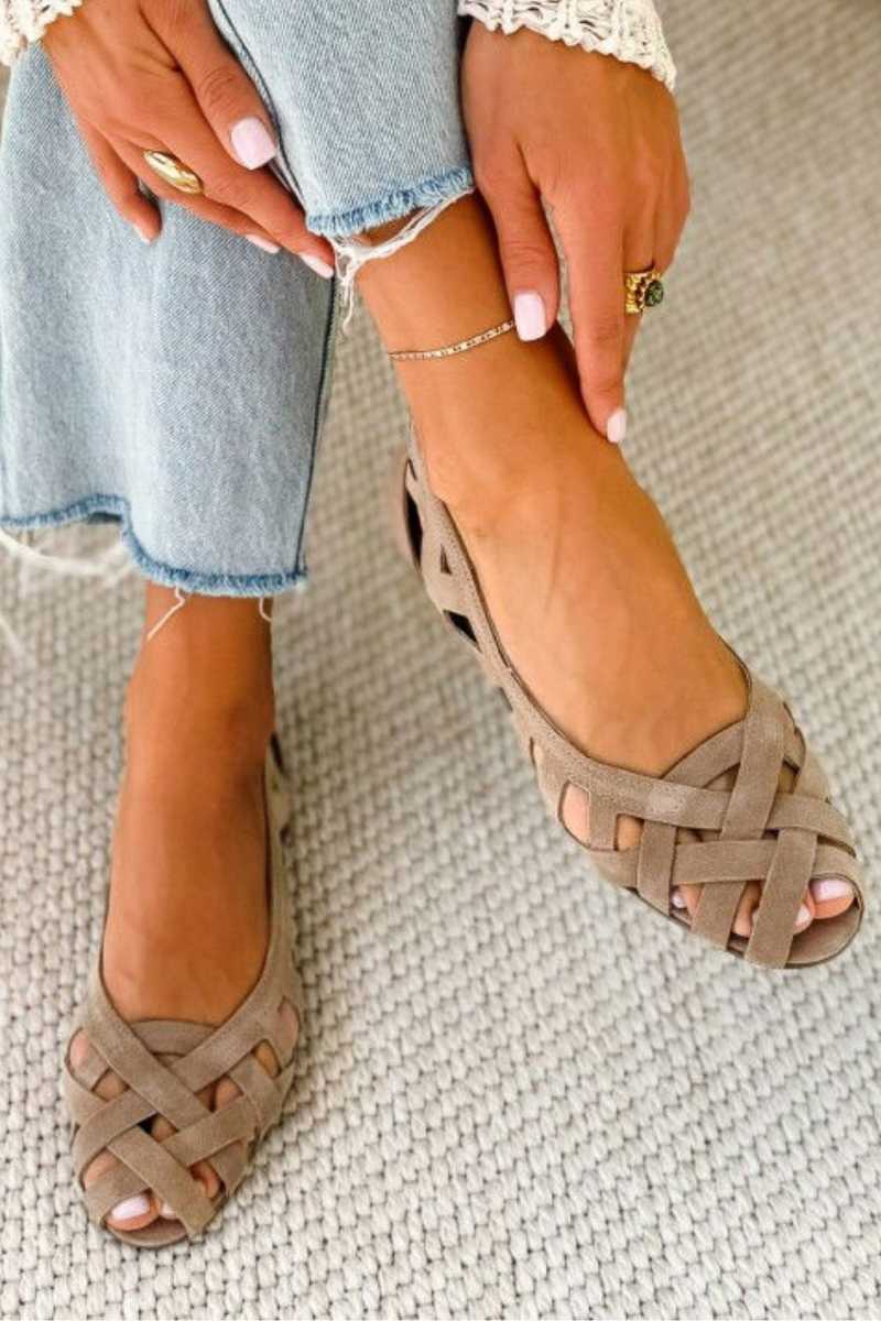Lysiane | Elegante platte sandalen met gekruiste bandjes