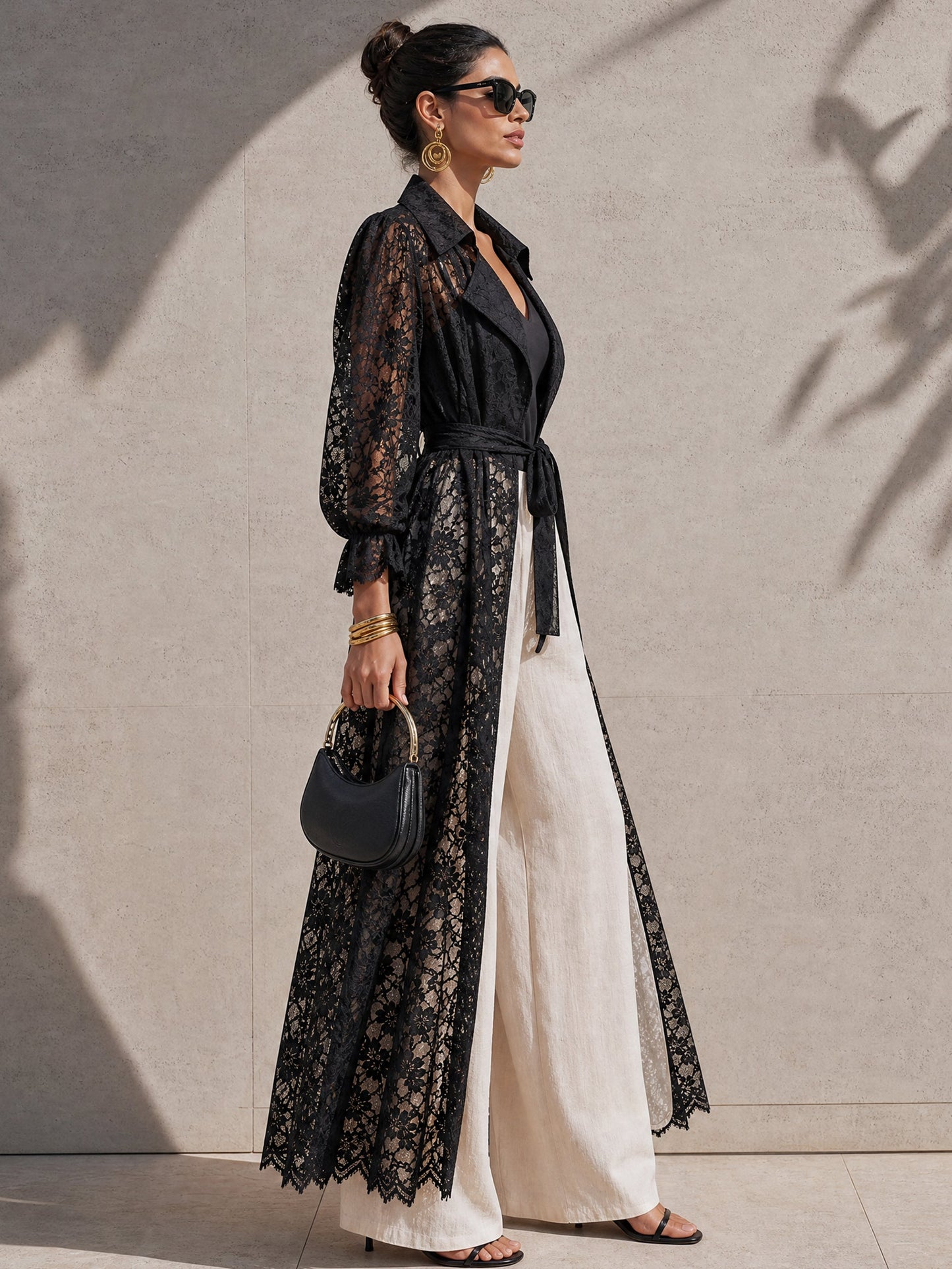 Zwarte trenchcoat met bloemenpatroon, kant en ballonmouwen