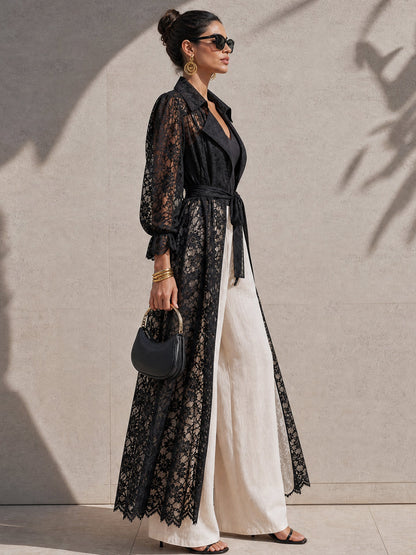 Zwarte trenchcoat met bloemenpatroon, kant en ballonmouwen