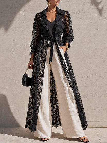 Zwarte trenchcoat met bloemenpatroon, kant en ballonmouwen