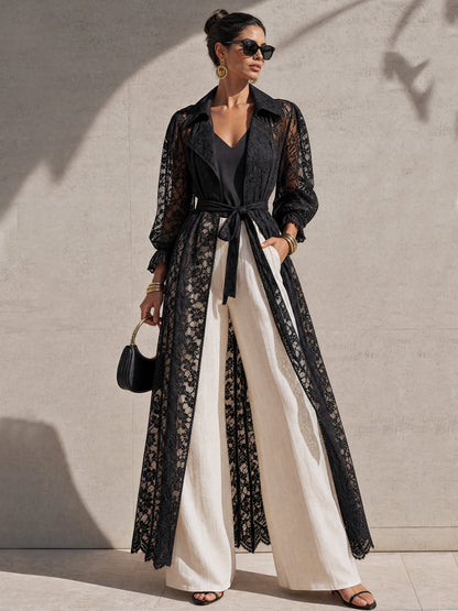 Zwarte trenchcoat met bloemenpatroon, kant en ballonmouwen