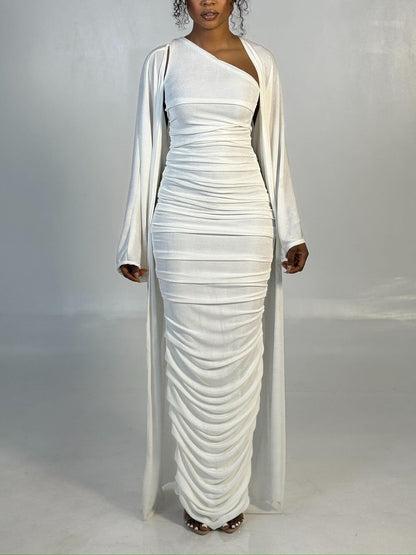 Elegante Witte Maxi Jurk met Eén Schouder en Rimpel, Vergezeld van een Cardigan met Lange Mouwen
