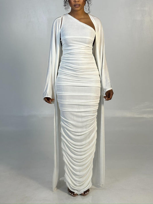 Elegante Witte Maxi Jurk met Eén Schouder en Rimpel, Vergezeld van een Cardigan met Lange Mouwen