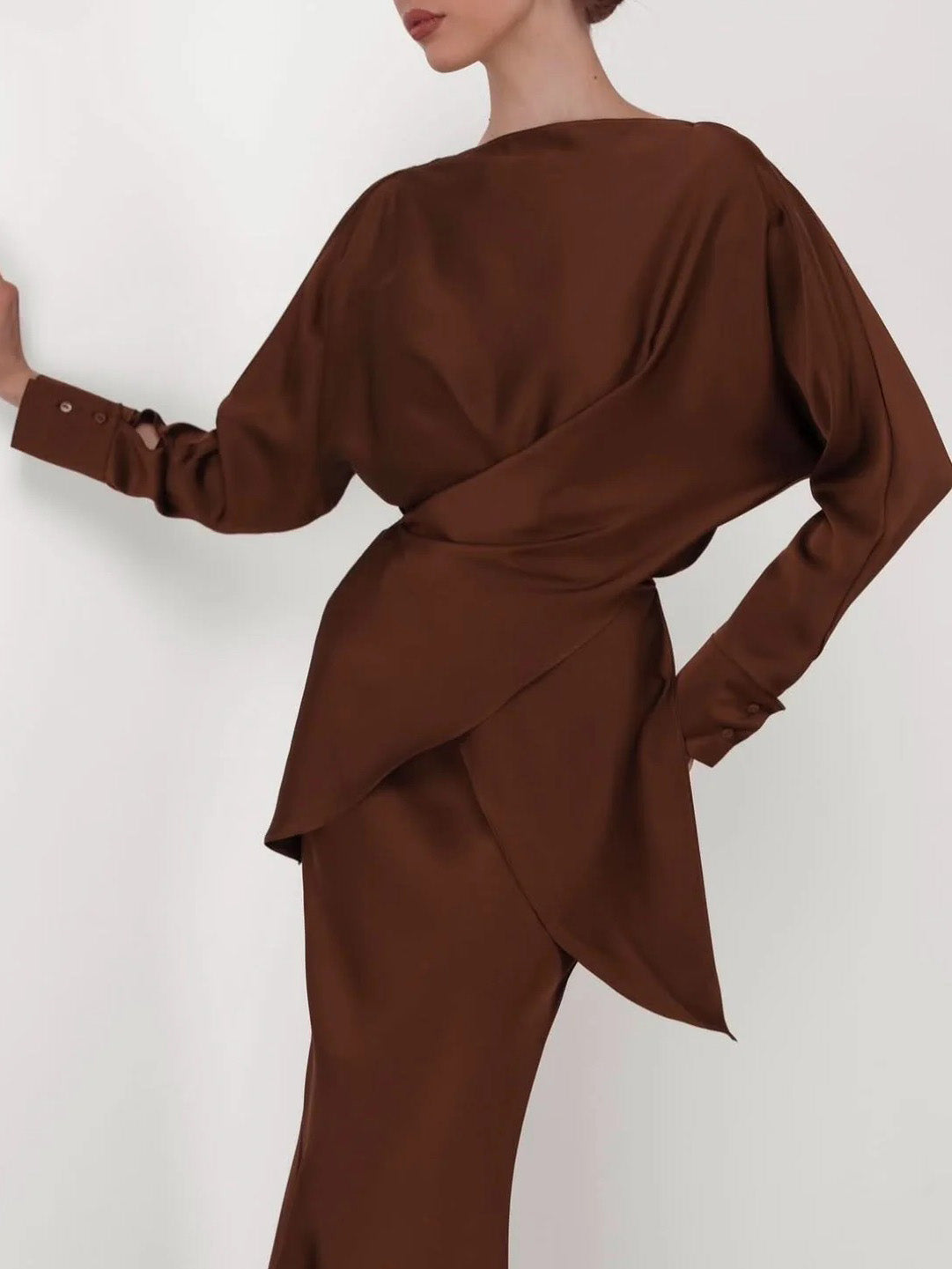 Elegante Asymmetrische Satijnen Blouse met Lange Mouwen