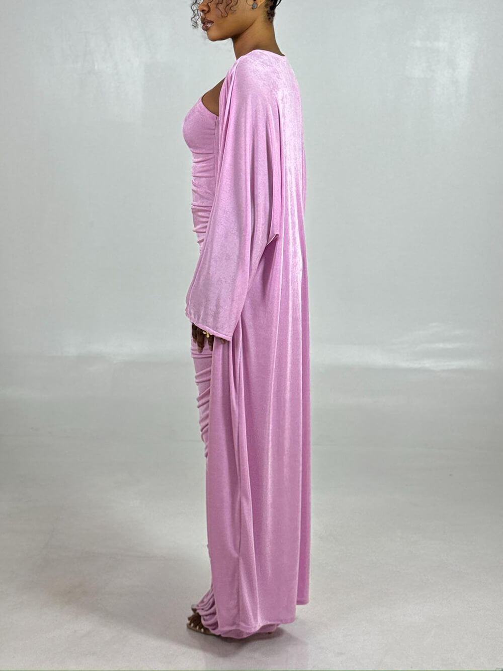 Elegante Roze Maxi Jurk Met Rimpelingen En Een Set Van Lange Mouwen Cardigan