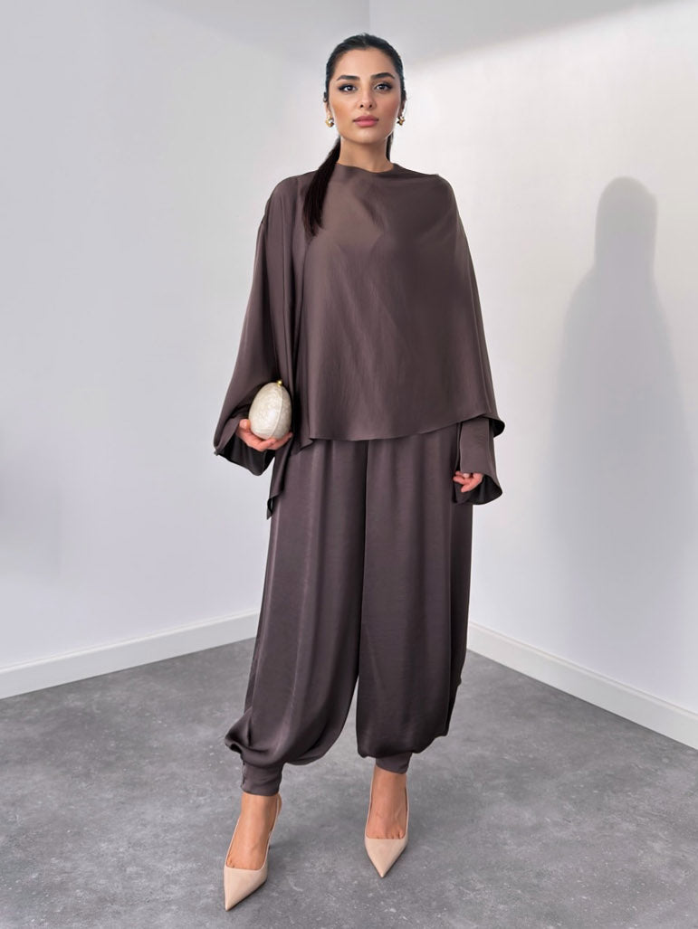 Elegante Satijnen Robe Gecombineerd Met Harem Broek Set