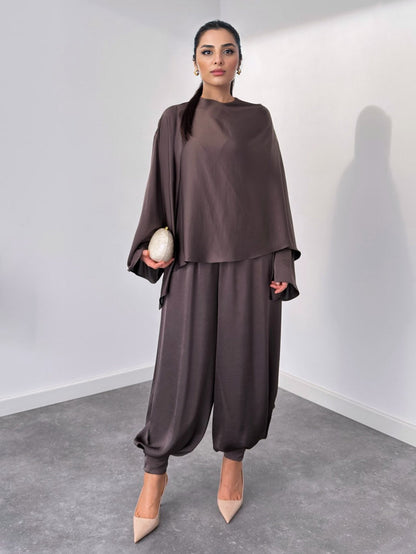 Elegante Satijnen Robe Gecombineerd Met Harem Broek Set