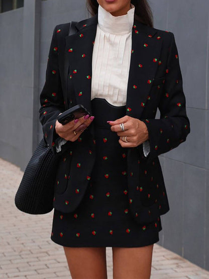 Modieuze en unieke aardbeienprint slim-fit colbert en rok set