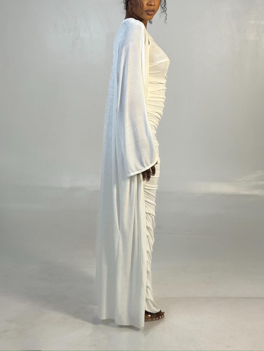 Elegante Witte Maxi Jurk met Eén Schouder en Rimpel, Vergezeld van een Cardigan met Lange Mouwen
