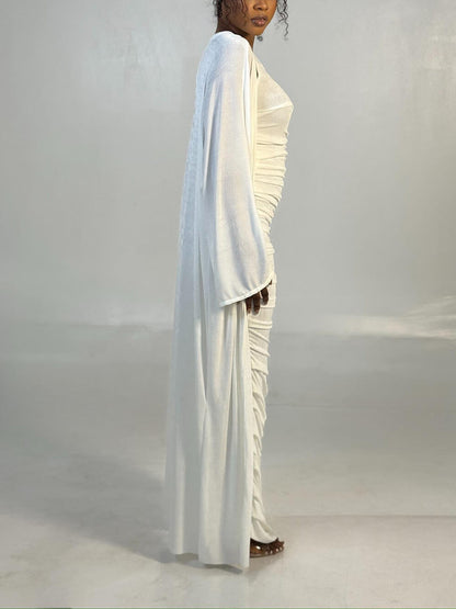 Elegante Witte Maxi Jurk met Eén Schouder en Rimpel, Vergezeld van een Cardigan met Lange Mouwen
