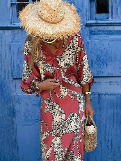 Moderne en unieke satijnen blouse met tijgerprint en knopen