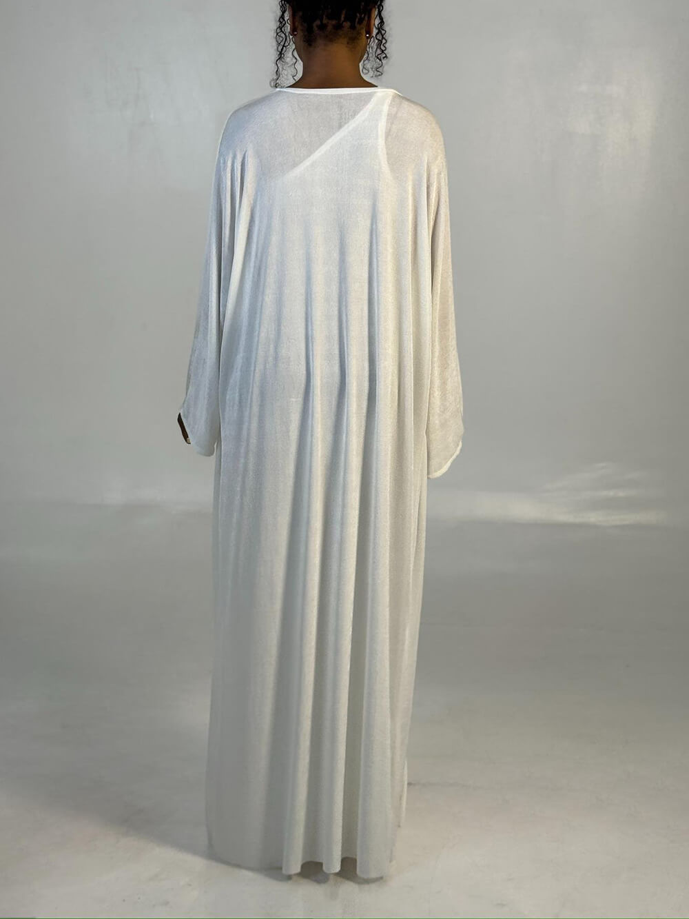 Elegante Witte Maxi Jurk met Eén Schouder en Rimpel, Vergezeld van een Cardigan met Lange Mouwen