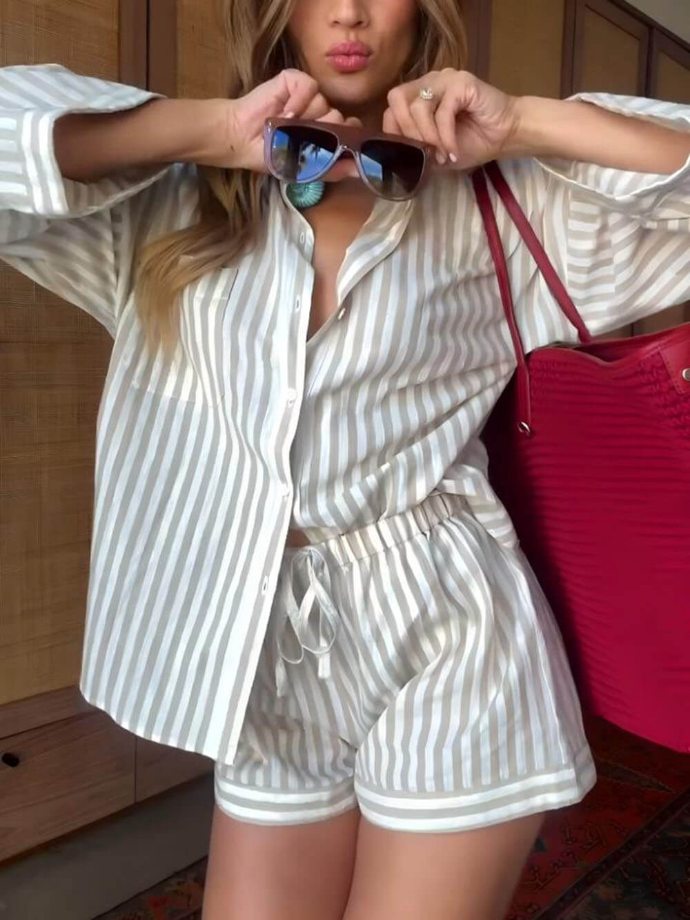 Moderne en verfijnde gestreepte print shirt en short met trekkoord set