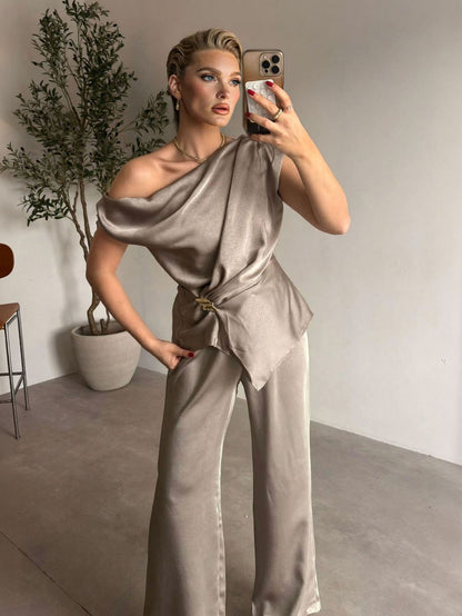 Elegante Satijnen Een-Schouder Drapeer Top & Brede Pantalon Twee-Piece Set