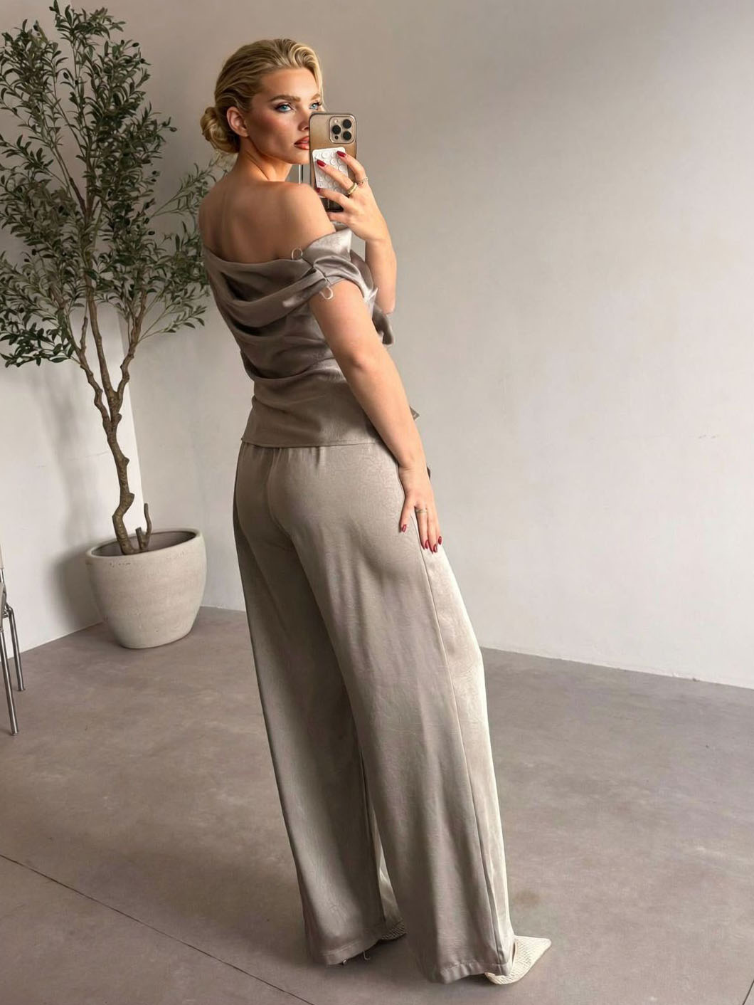 Elegante Satijnen Een-Schouder Drapeer Top & Brede Pantalon Twee-Piece Set