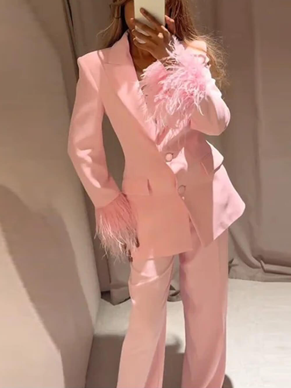 Elegante Roze Blazer met Veerafwerking en Lange Mouwen