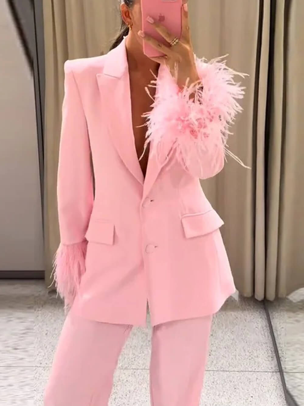 Elegante Roze Blazer met Veerafwerking en Lange Mouwen