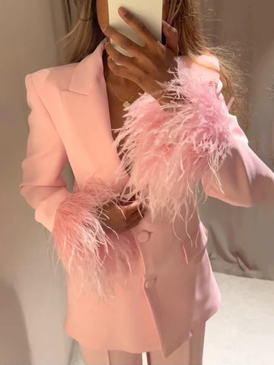 Elegante Roze Blazer met Veerafwerking en Lange Mouwen