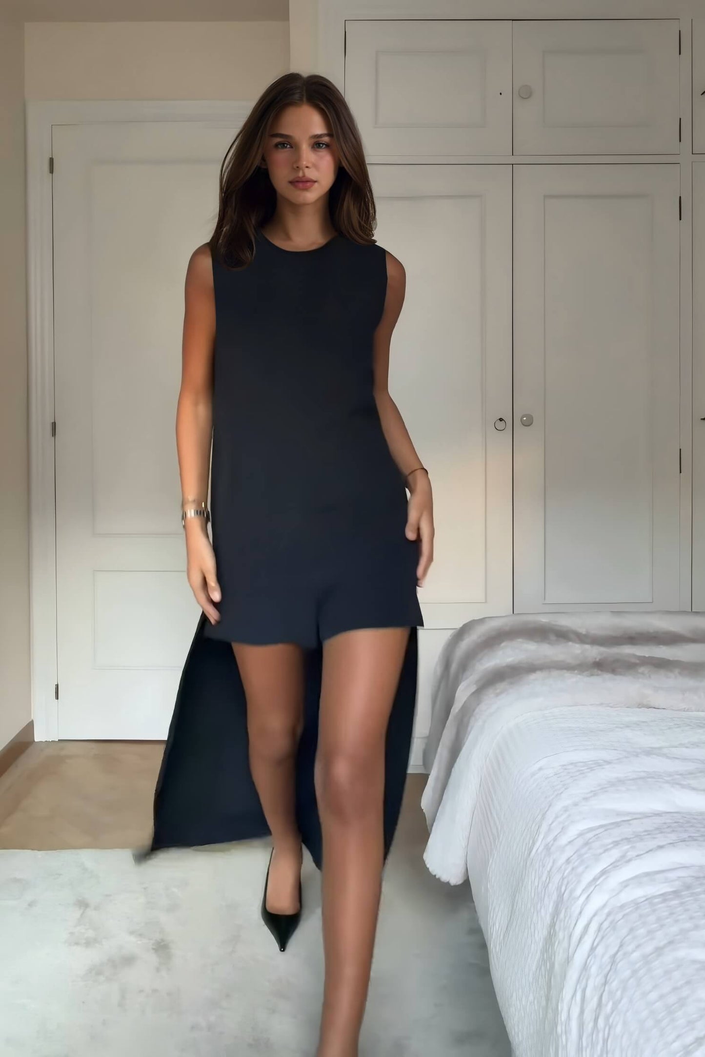 Unieke Minimalistische Mouwloze Jumpsuit met Hoge/Lage Zoom