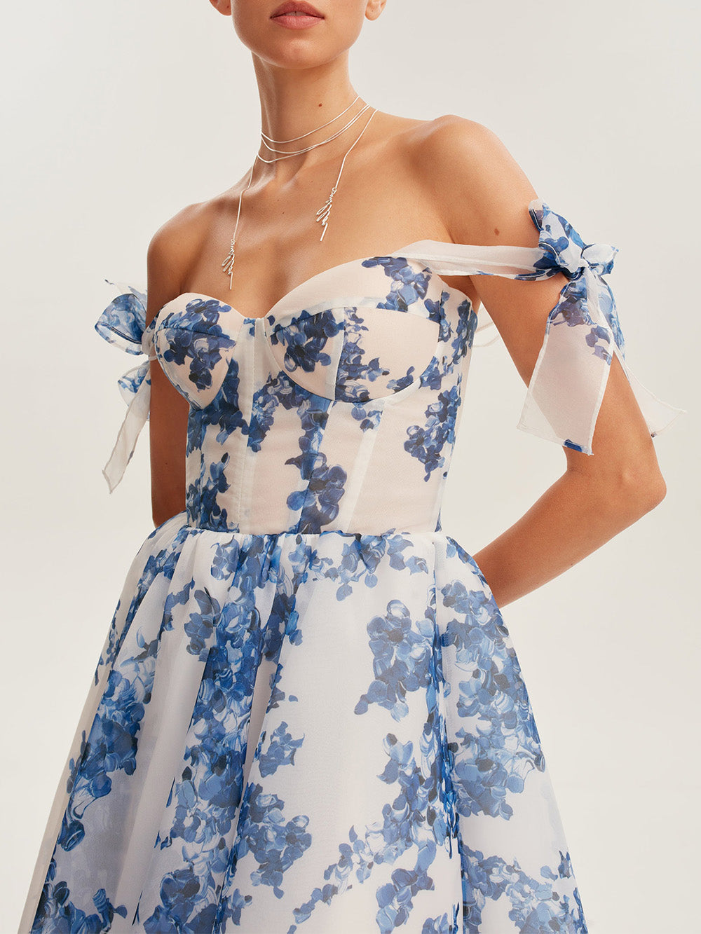 Tedere bloemen midi jurk met strikbandjes