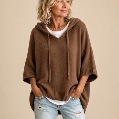 Oriana | Gebreide poncho met capuchon en driekwartmouwen