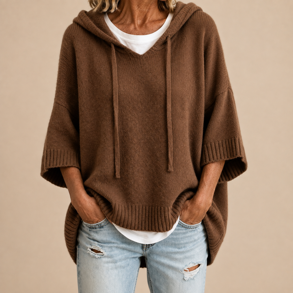 Oriana | Gebreide poncho met capuchon en driekwartmouwen