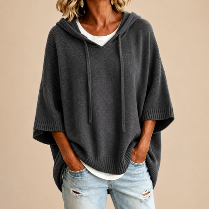 Oriana | Gebreide poncho met capuchon en driekwartmouwen