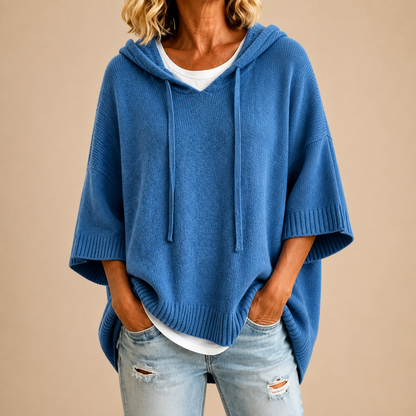 Oriana | Gebreide poncho met capuchon en driekwartmouwen