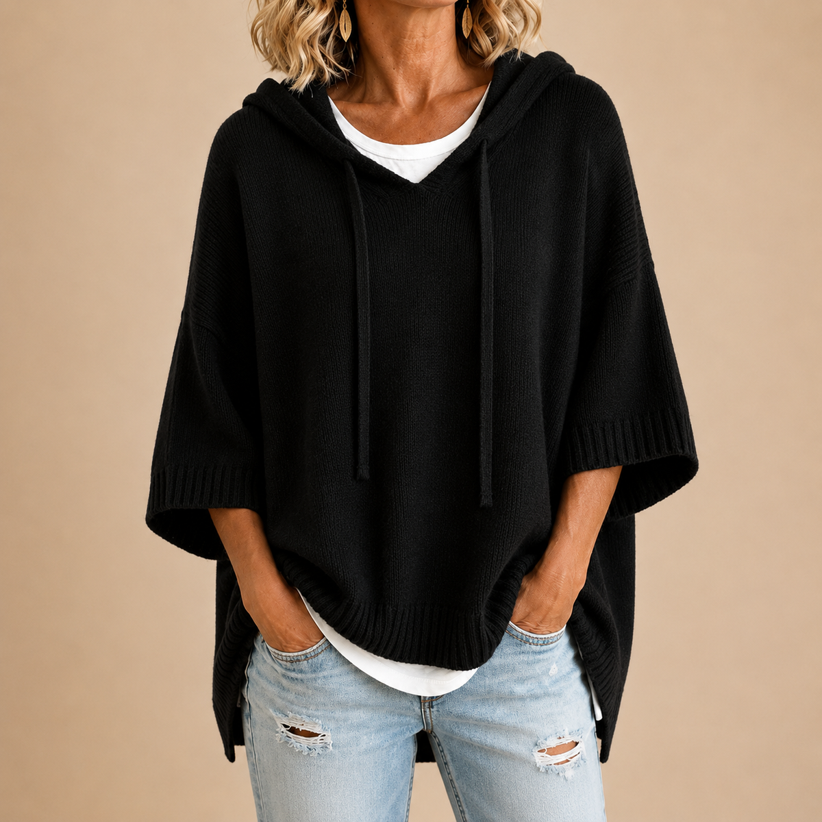 Oriana | Gebreide poncho met capuchon en driekwartmouwen