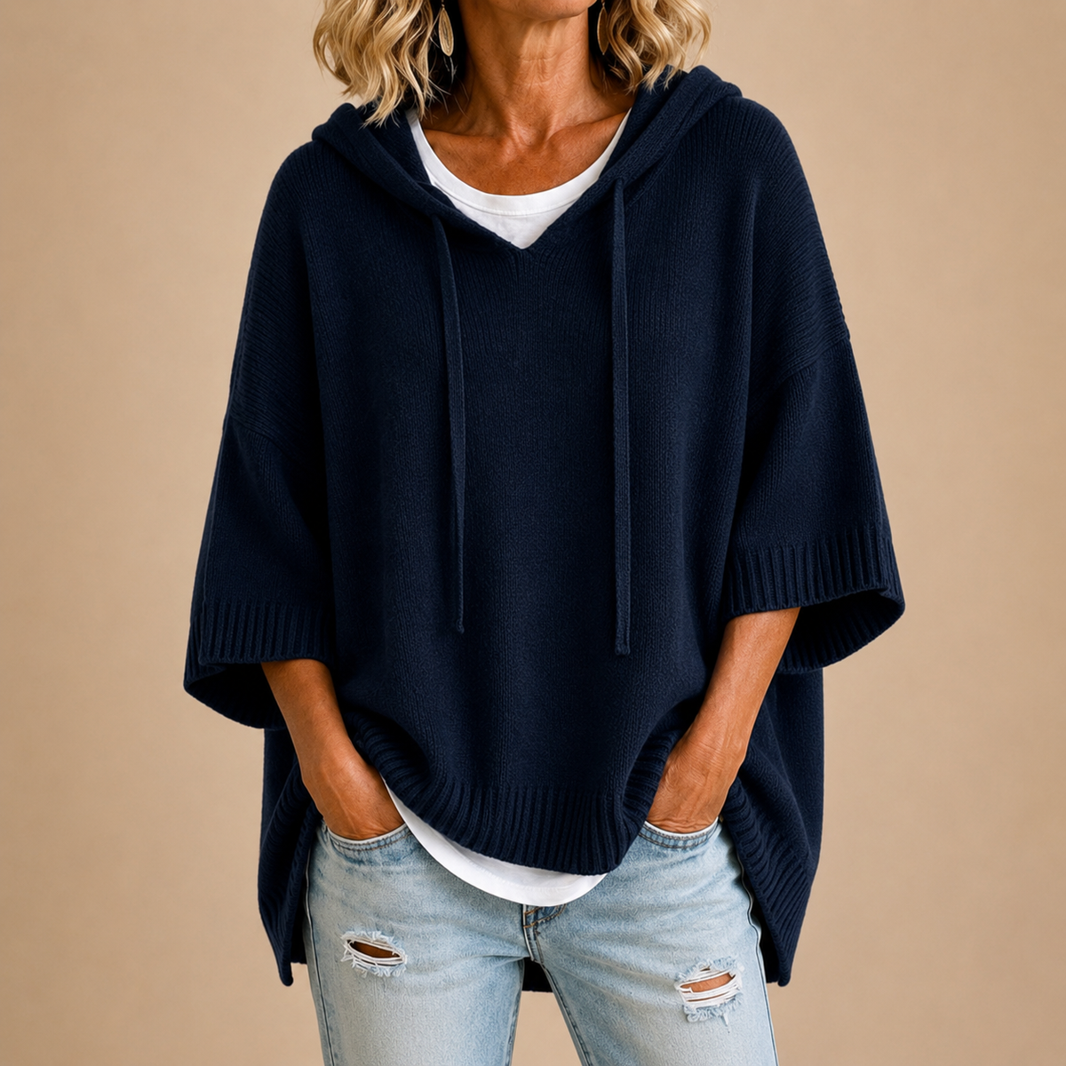 Oriana | Gebreide poncho met capuchon en driekwartmouwen