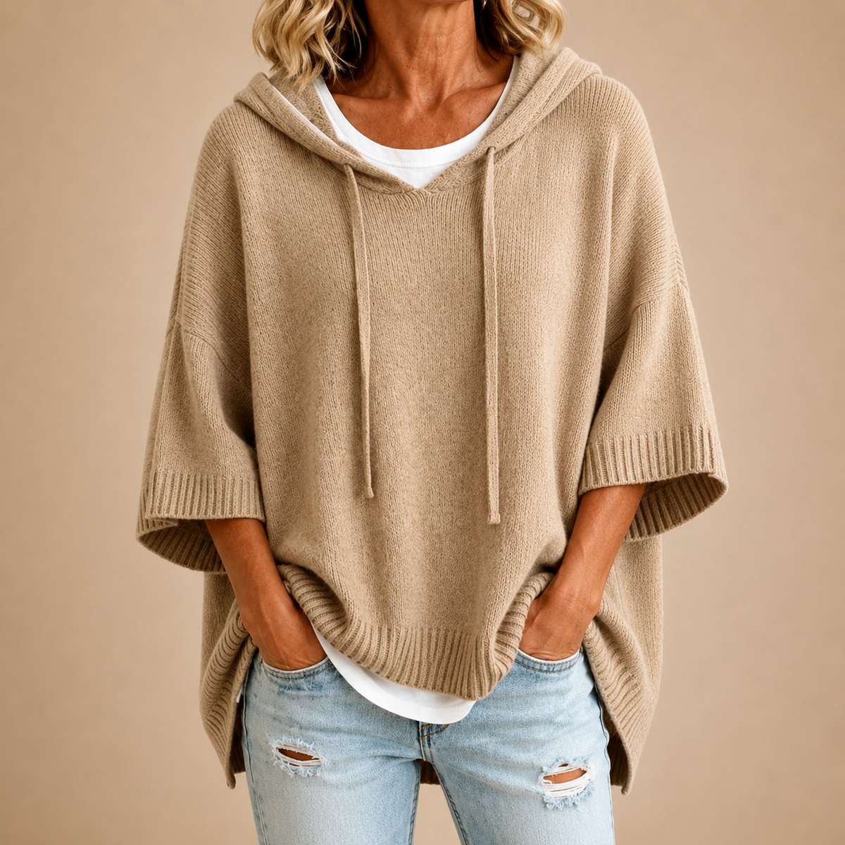 Oriana | Gebreide poncho met capuchon en driekwartmouwen