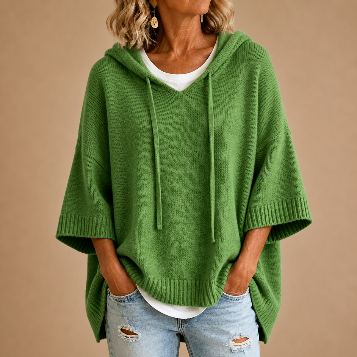 Oriana | Gebreide poncho met capuchon en driekwartmouwen