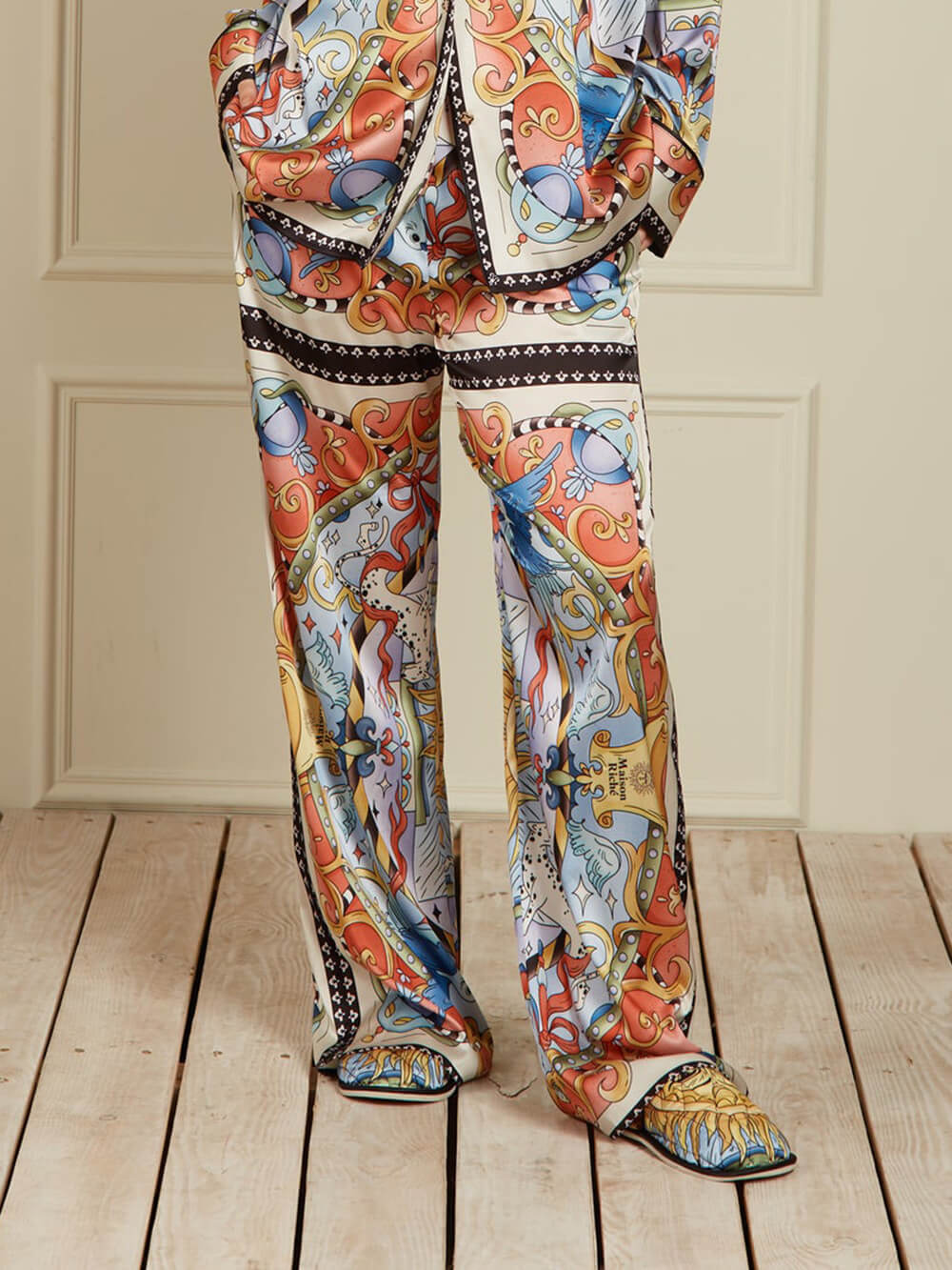 Unieke Satijnen Zonneprint Overhemd met Omgeslagen Kraag en Loose Fit, en Elastische Taille Wijde Pantalon Set
