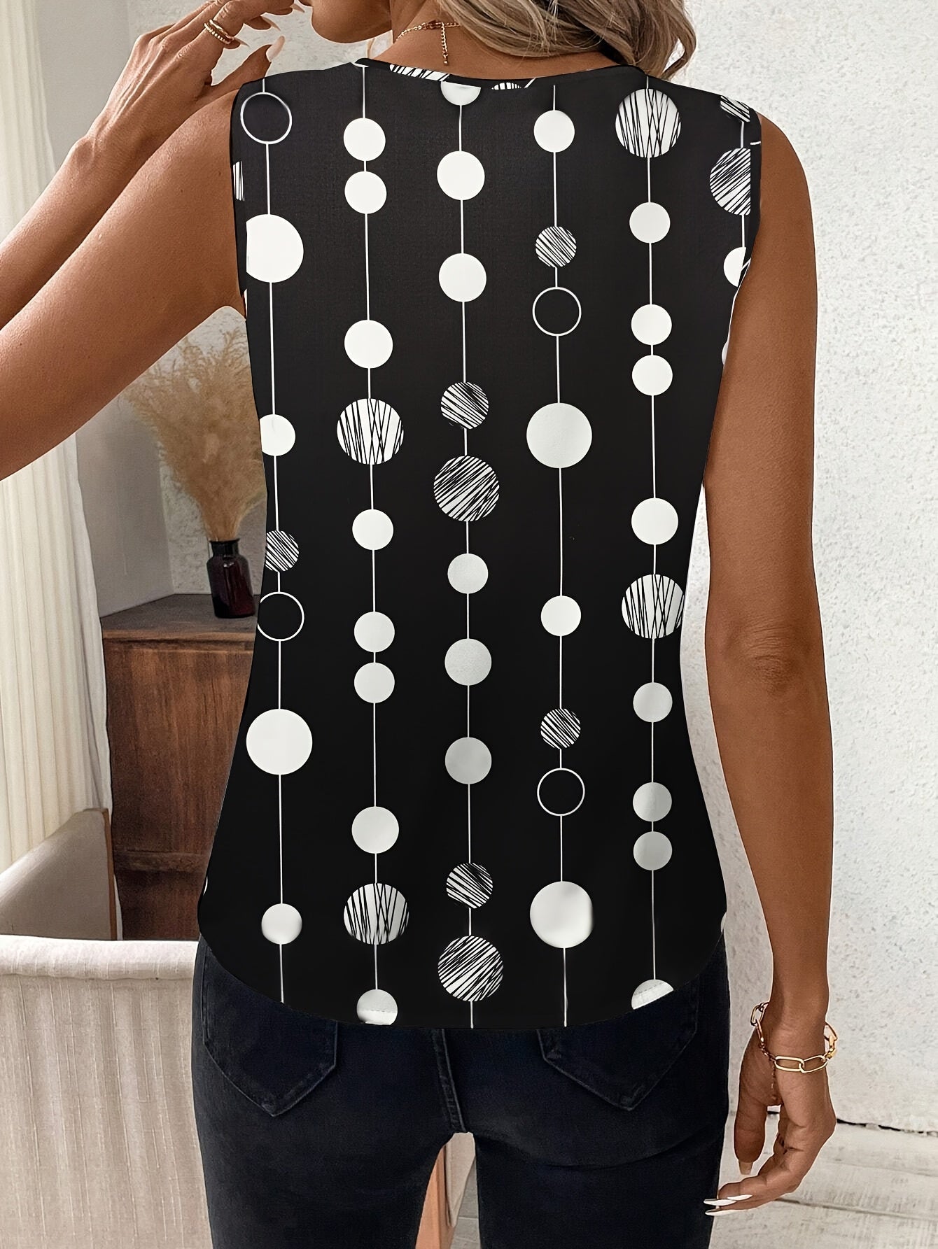 Polka Dot Mouwloze Blouse - V-Hals Ontwerp & Ruche Detail