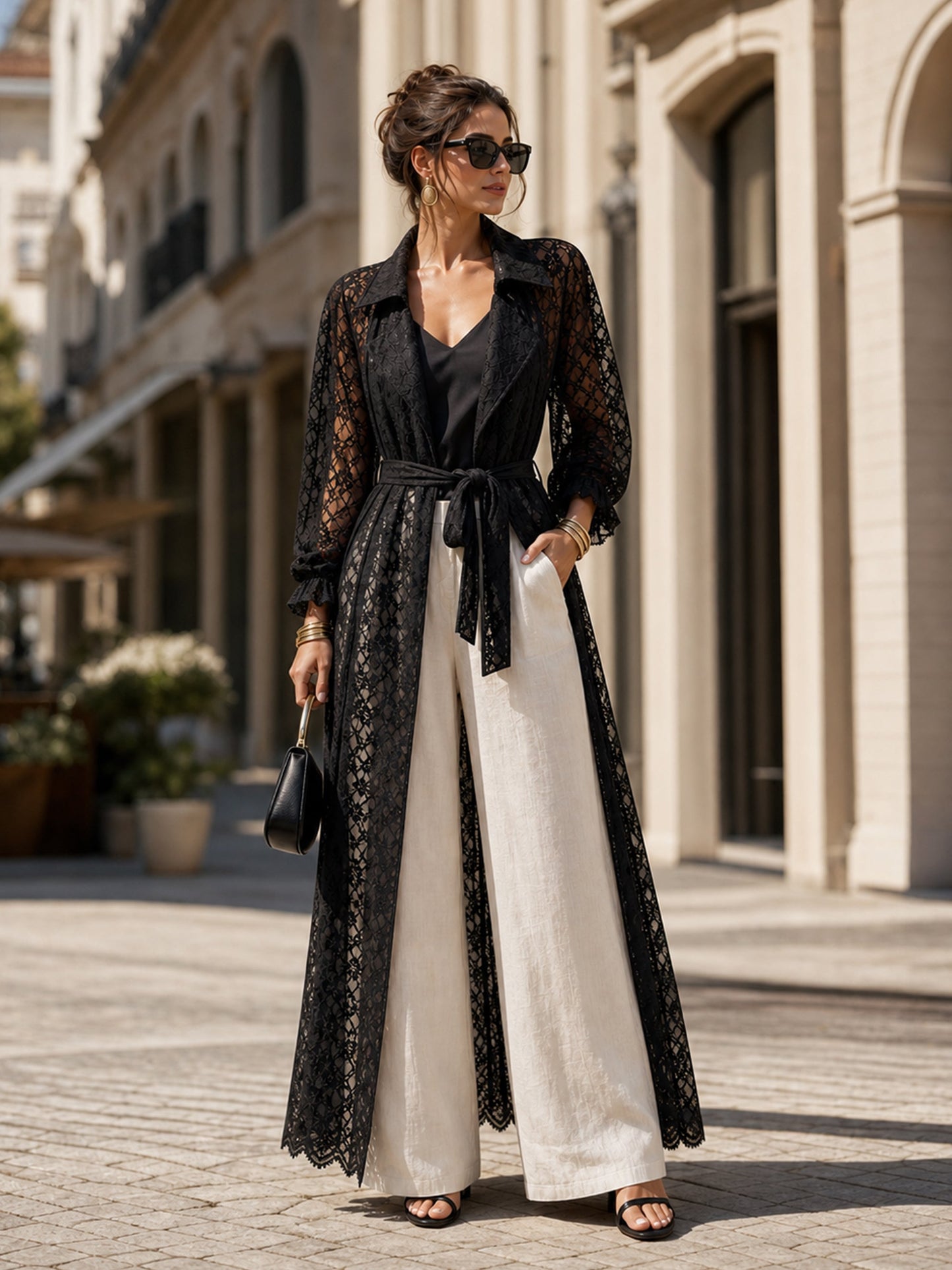 Zwarte trenchcoat met bloemenpatroon, kant en ballonmouwen