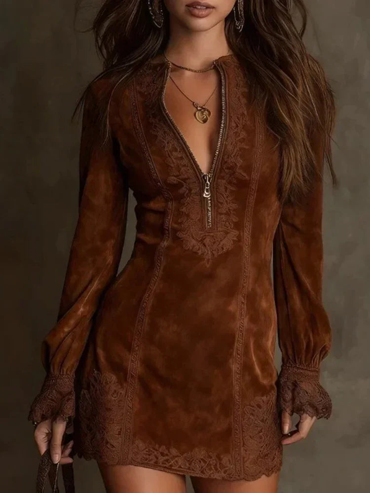 Gina™ – Korte jurk van suede met kant – Feminin & Verfijnd