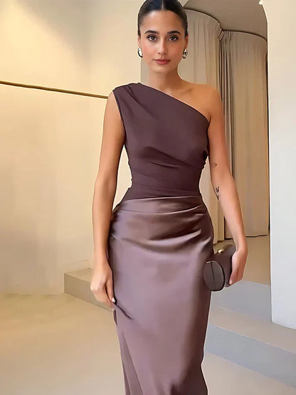 Amber™ – Een Schouder Satin Maxijurk
