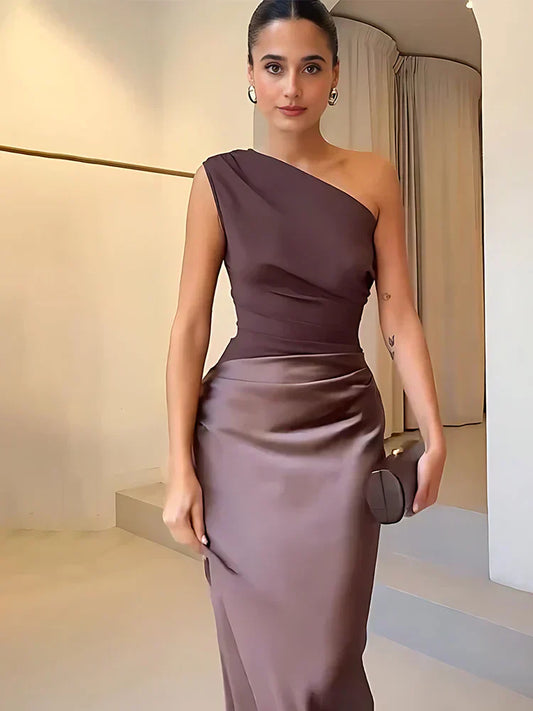 Amber™ – Een Schouder Satin Maxijurk