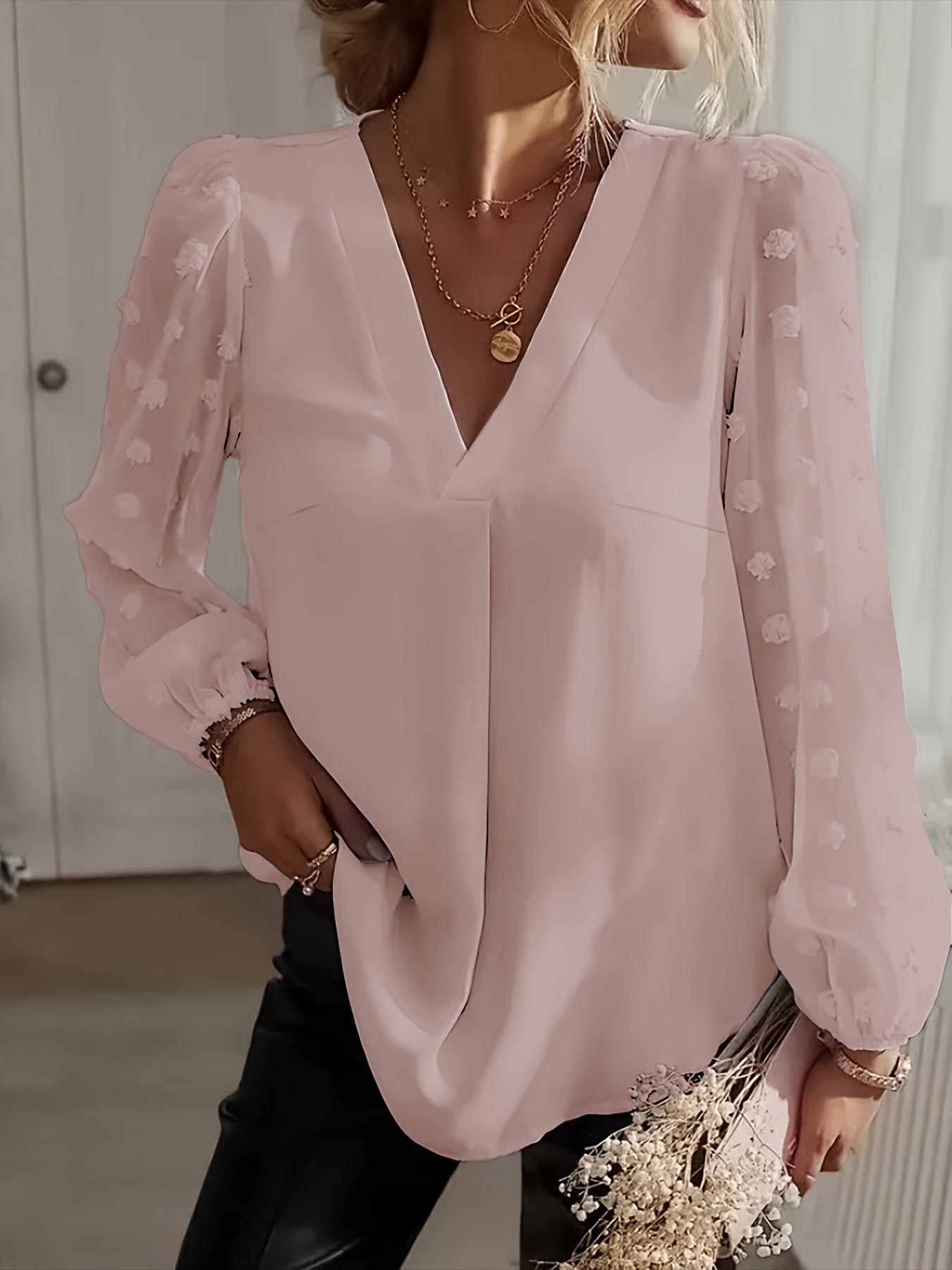 V-Hals Blouse - Stippeltextuur en Lantaenmouwen Design