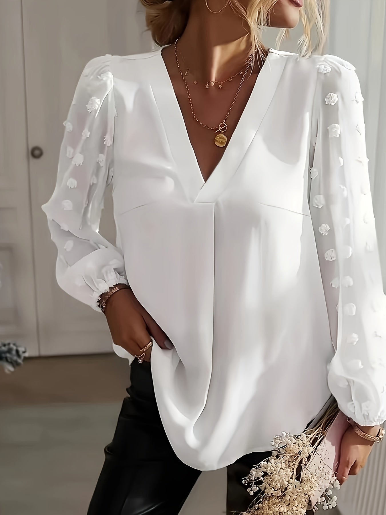 V-Hals Blouse - Stippeltextuur en Lantaenmouwen Design