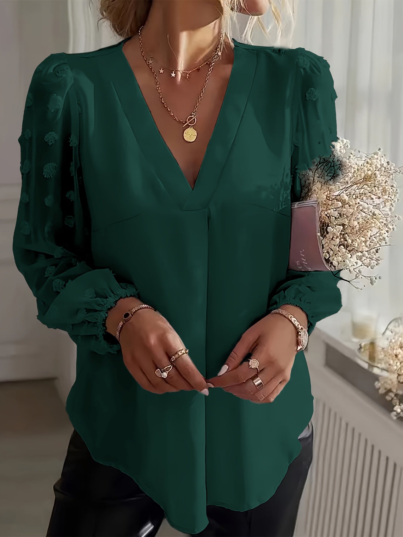 V-Hals Blouse - Stippeltextuur en Lantaenmouwen Design