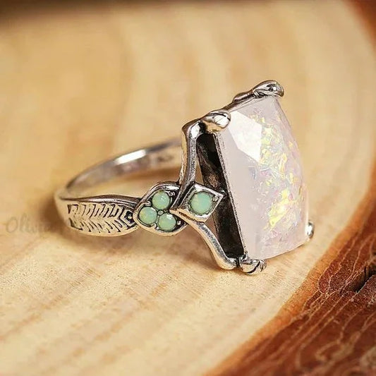 Zilveren Ring met Vintage Witte Opaal