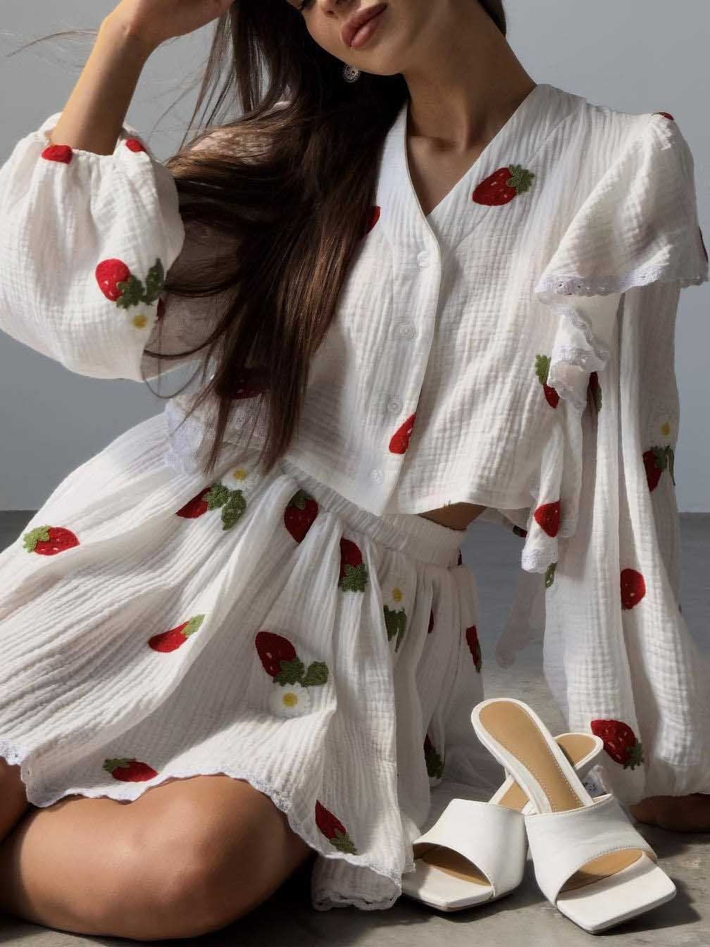 Casual tweedelige set met korte rok en ruches
