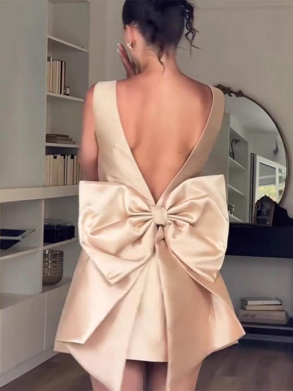 Moderne Satijnen Rugloze Mini Jurk met Strikdecoratie
